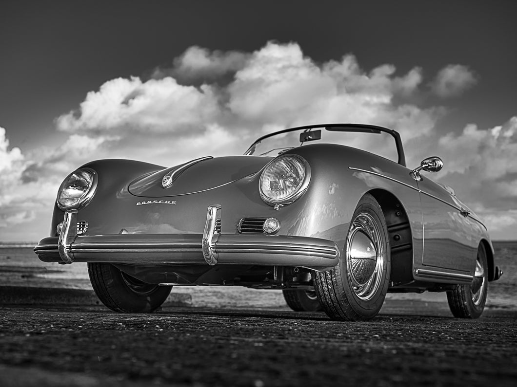 Photographie d'une voiture Porsche 356 en noir et blanc prise de 3/4 face